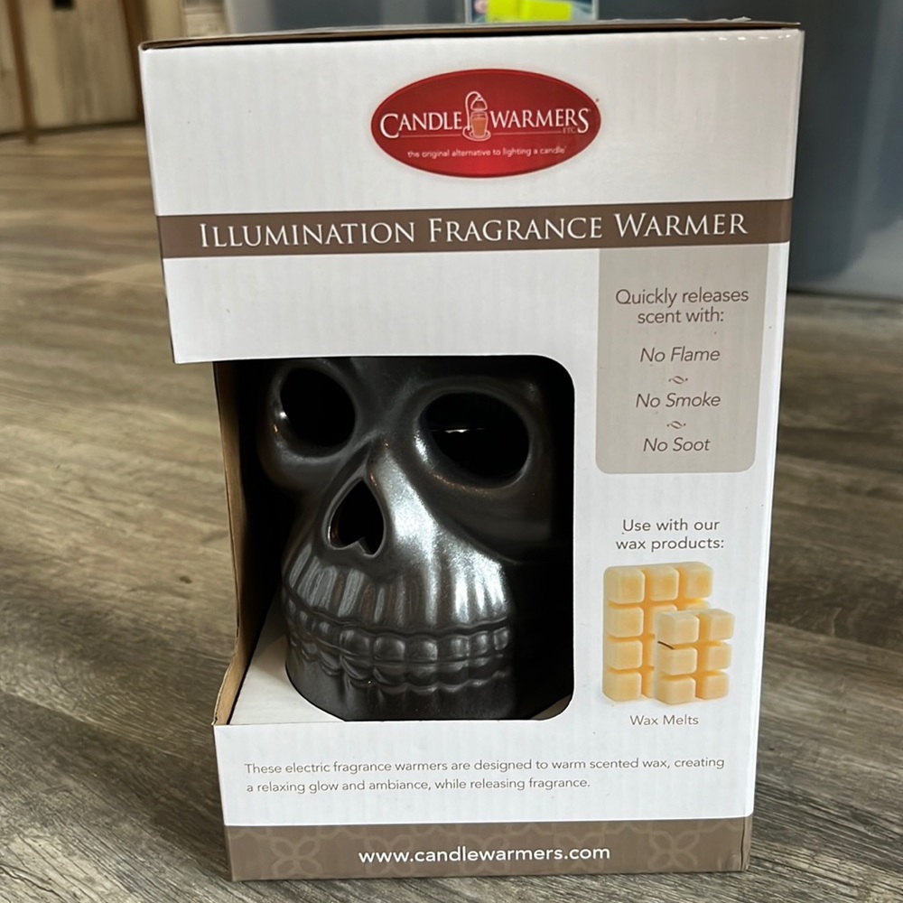 NIB Full Size Skull Illumination Fragrance Warmer